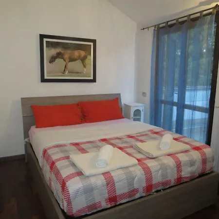 Beautiful With 3 Double Bedrooms - Bergamo. شقة